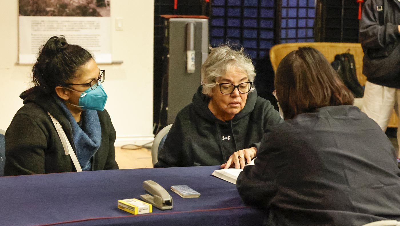 Christina Frausto escucha atentamente mientras un voluntario de Tzu Chi le comparte las Enseñanzas Jing Si de la Maestra Cheng Yen sobre la impermanencia. Foto/Shuli Lo