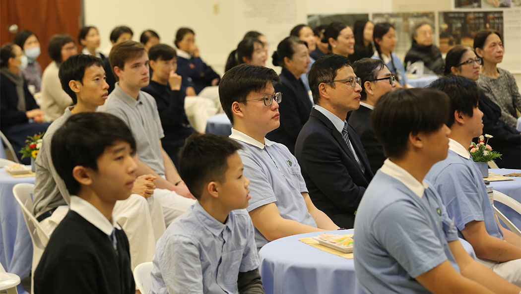 Benjamin Hsieh (center) listens as senior Tzu Chi volunteers share their stories of the hard work that led to the founding of the Chapter, reminding him of his initial intention of joining Tzu Chi.