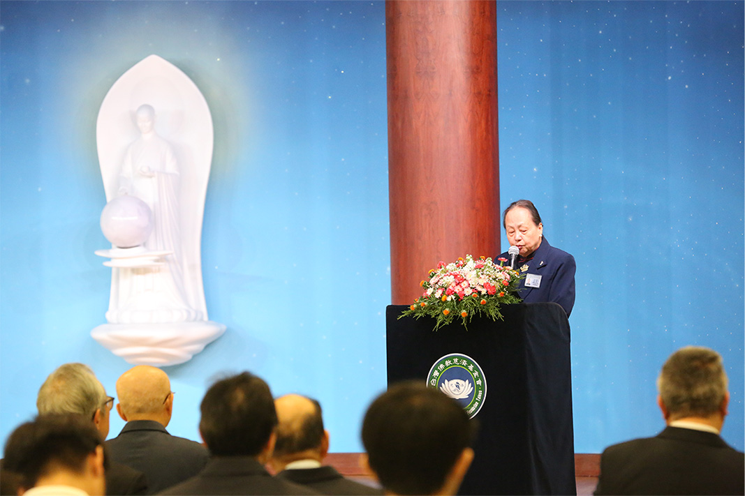 Yu'e Lin read a congratulatory letter from Master Cheng Yen at the 30th anniversary celebration.