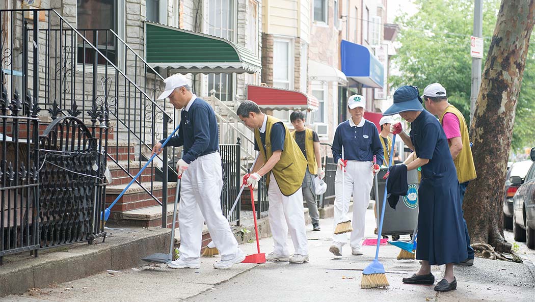 2015年6月21日，布碌崙聯絡點首次在紐約布碌崙區八大道（8th Ave, Brooklyn, NY）舉辦掃街活動，志工們走上街頭，向社區居民展示慈濟的環保理念。攝影／鄭塵平