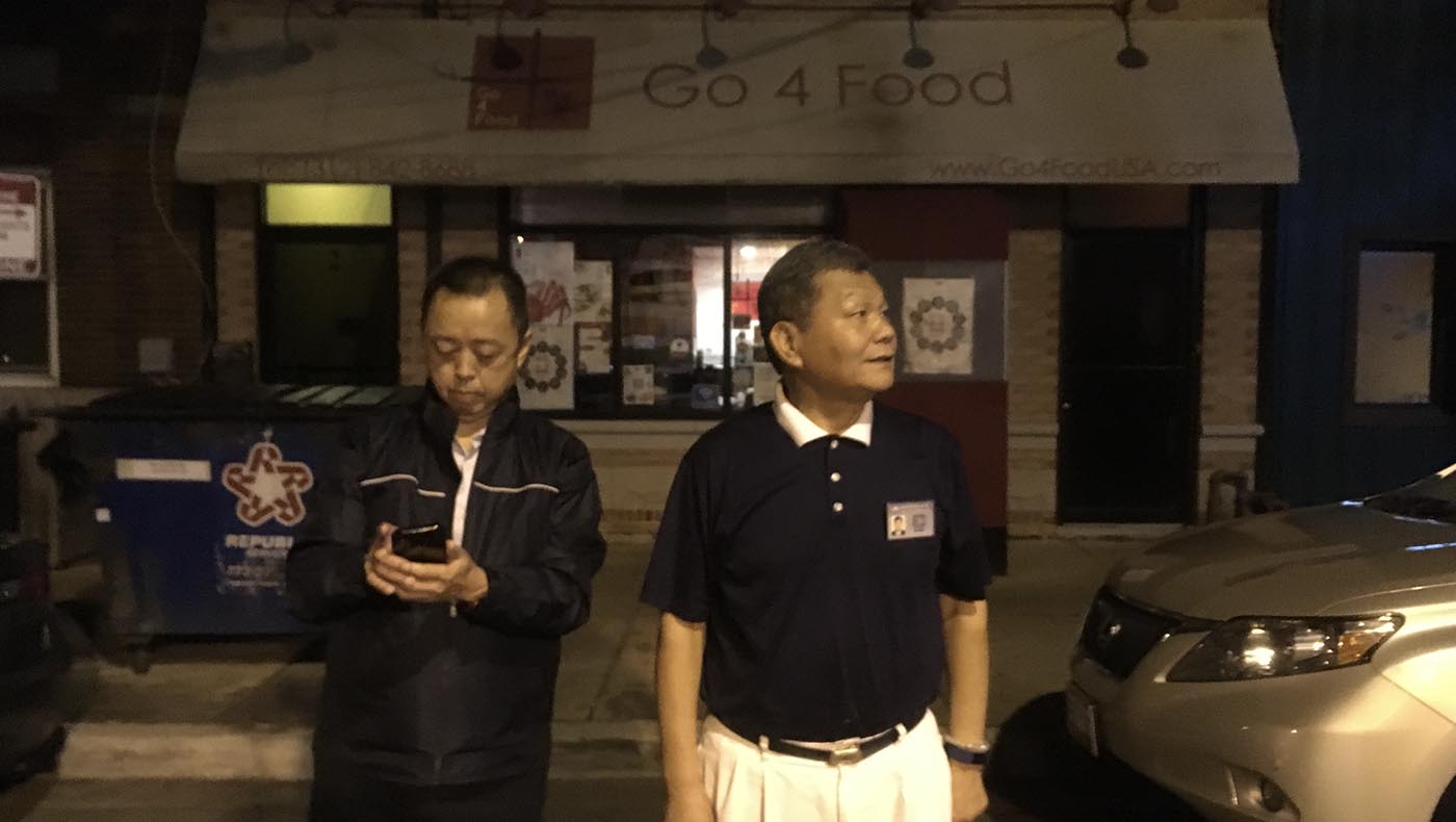 2018年8月6日，黃思賢和謝重輔夫婦於夜間探訪中國城會所，確定周遭治安。圖片來源／慈濟芝加哥分會