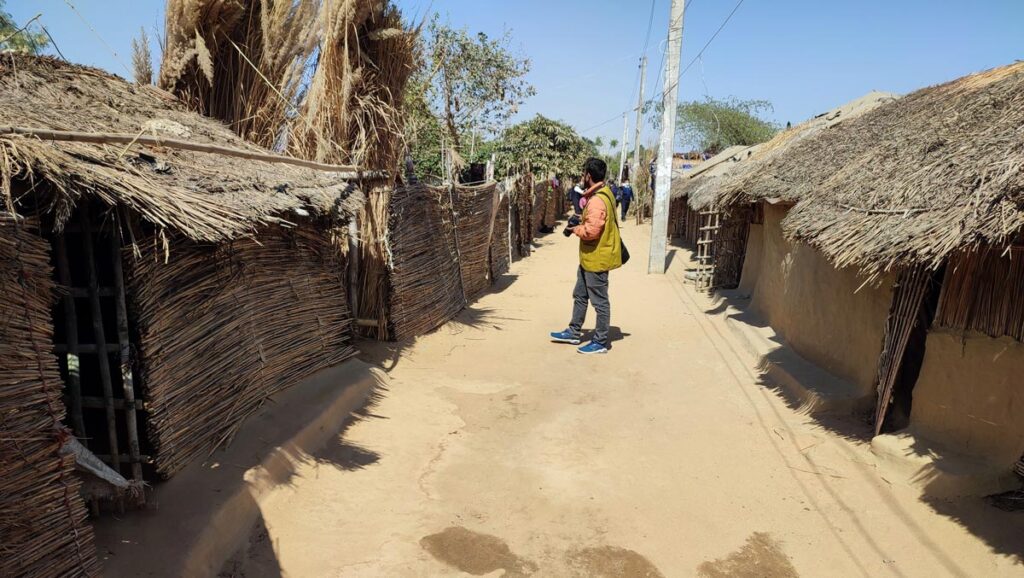 When visiting the impoverished village of Silaunja, Tzu Chi volunteers take note of the rudimentary dwellings. Photo/Buddhist Tzu Chi Foundation
