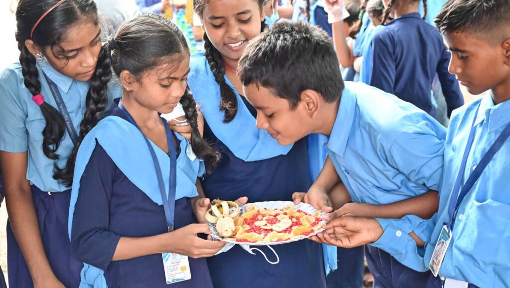 Students savor the enticing aroma of a freshly prepared dish during the vegetarian cooking competition at Suryapura Middle School. Photo/Chunchih Cheng