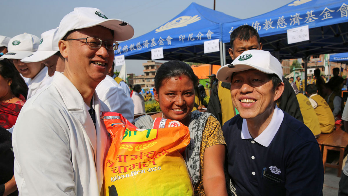 Tzu Chi disaster relief teams distribute food following the April 25, 2015, earthquake. Photo/Huichen Chuang