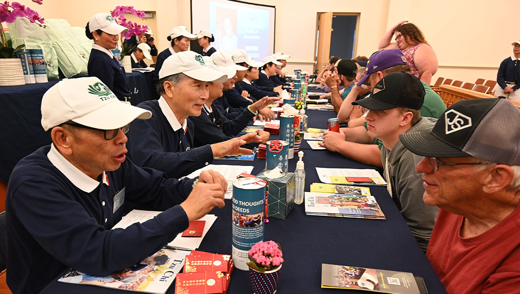 在倫敦市舉辦發放活動。103戶受災家庭約291人受惠，發放175條禦寒毛毯、103個愛心竹筒，以及總計76,000美元的現值卡。攝影／鄭智仁