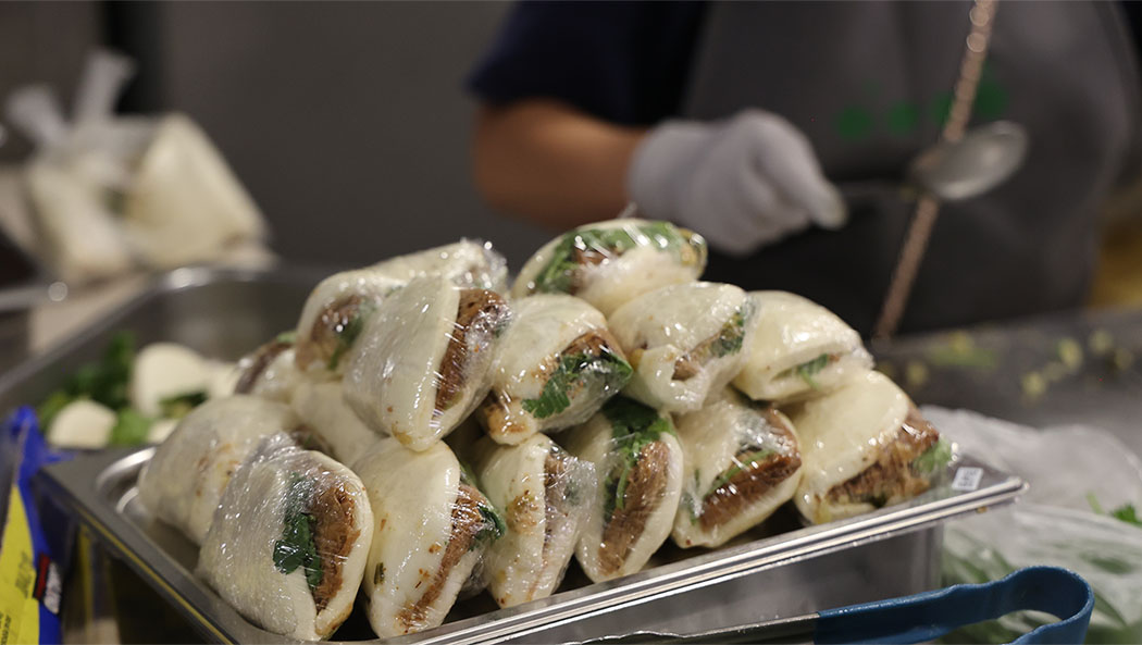 不嫌麻煩，只為保持美味。翁督富現場組合刈包，確保最佳口感。攝影／駱淑麗