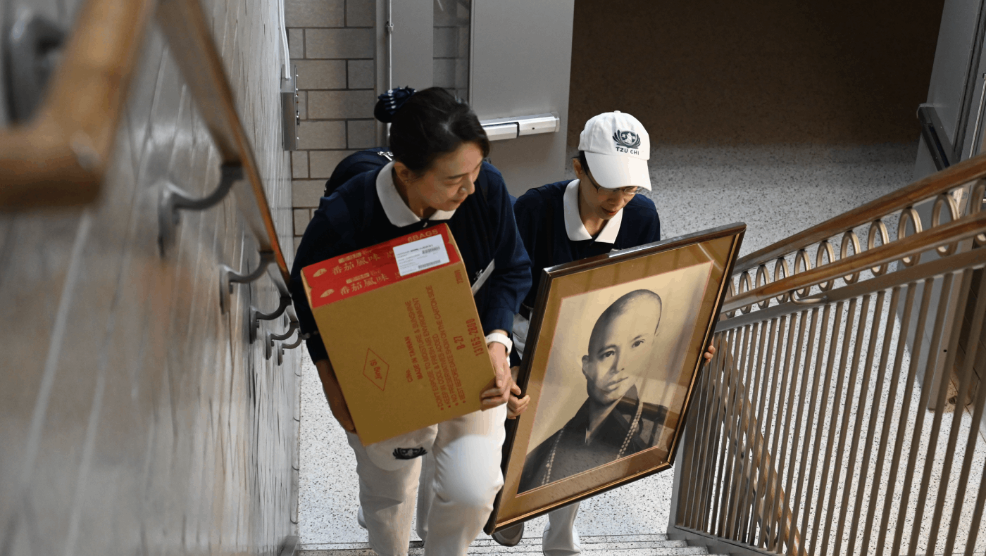 A portrait of Dharma Master Cheng Yen, Tzu Chi’s founder, is brought into the venue. Photo/Tony Cheng