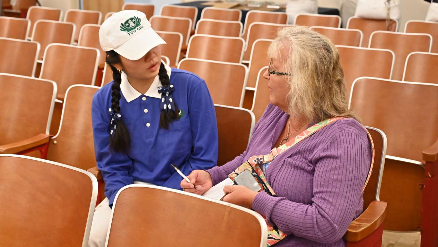 Volunteers offer guidance in filling out Tzu Chi’s relief forms and listen attentively as tornado survivors share their experiences. Photo/Tony Cheng