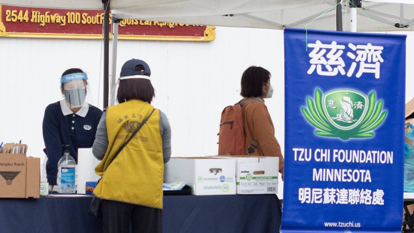 On September 26, 2020, Tzu Chi USA's Minnesota Office holds a drive-through distribution at the Thai Temple, marking the beginning of their ongoing food distribution program.