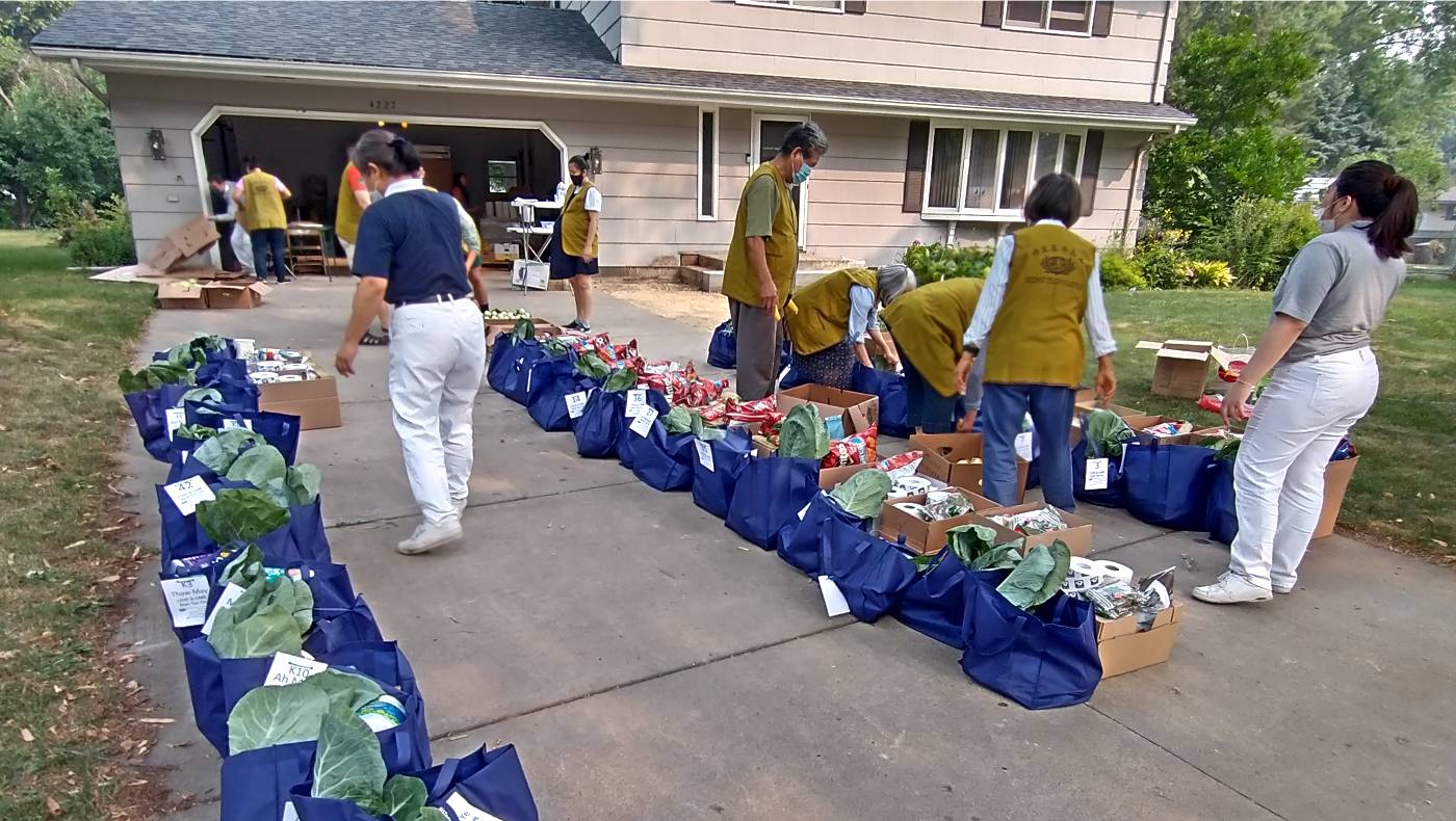 When summer comes, Tzuying's driveway becomes the place where everyone gathers to pack fruits and vegetables for distribution. Photo/Jason Li