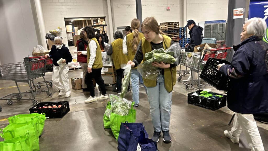 In fall and winter, when it is impossible to pack in Tzuying Pan’s garage, local Asian grocery stores allow volunteers to use their warehouses to pack the food for distribution. Photo/Jason Li