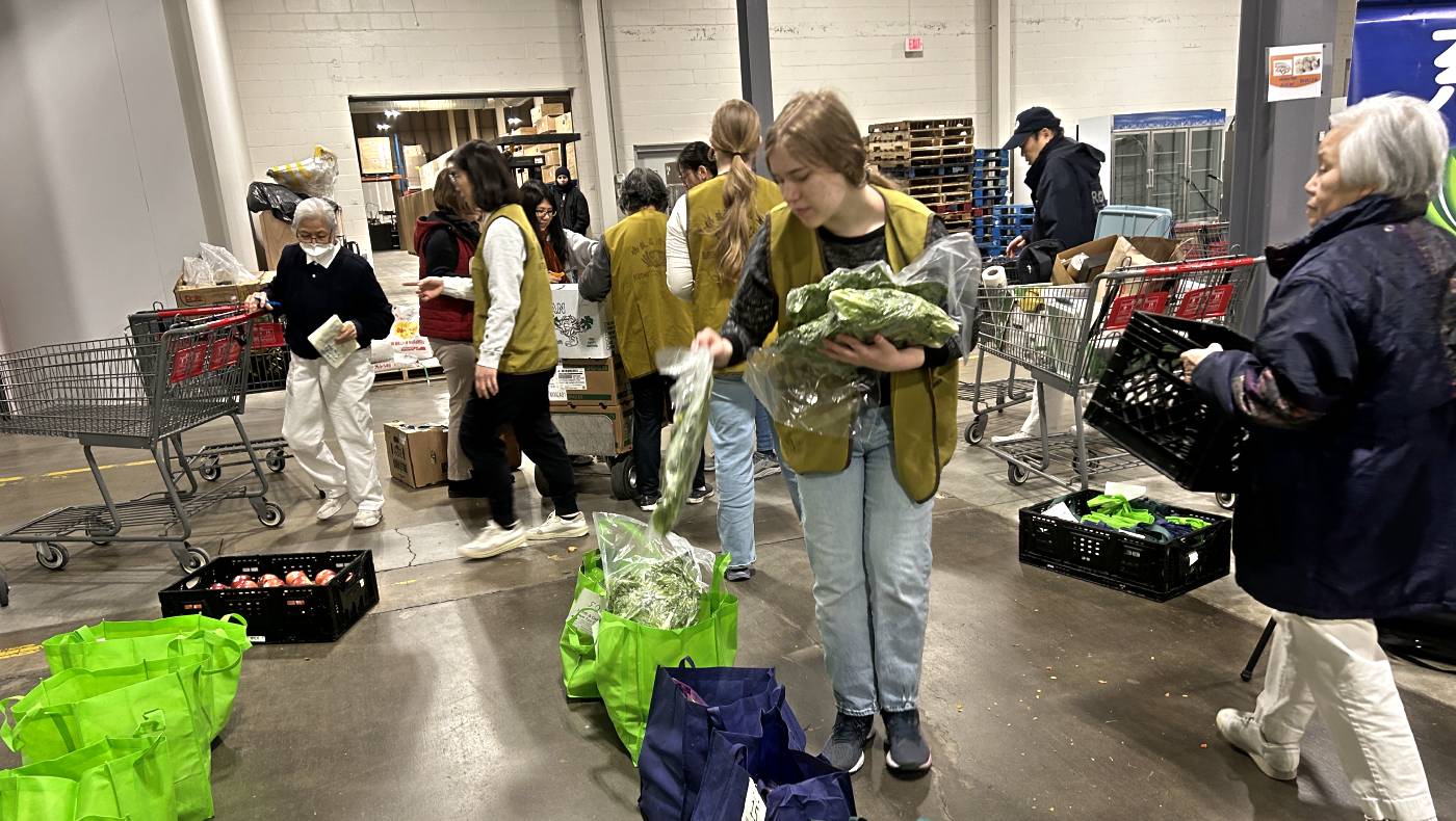 In fall and winter, when it is impossible to pack in Tzuying Pan’s garage, local Asian grocery stores allow volunteers to use their warehouses to pack the food for distribution. Photo/Jason Li
