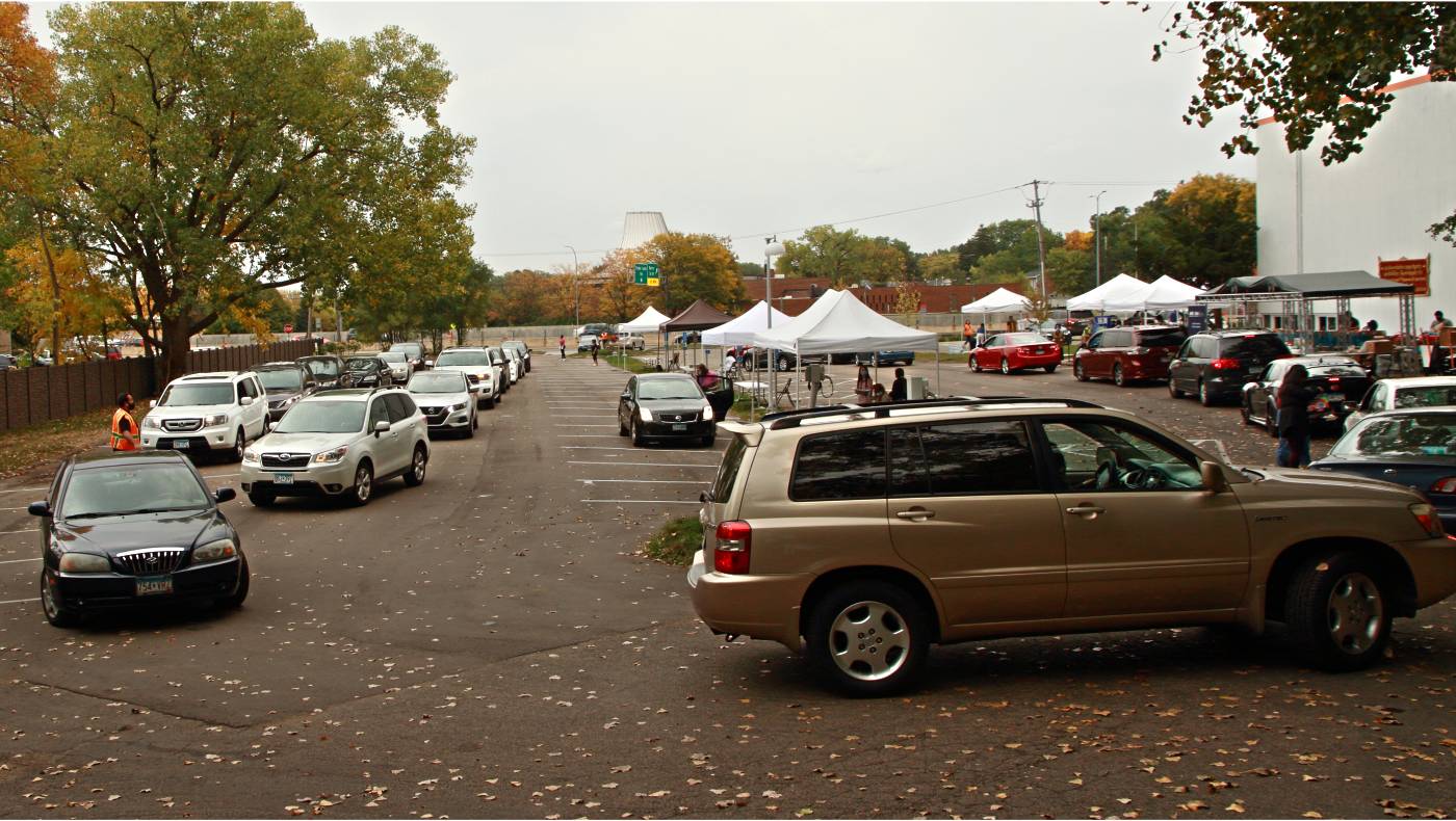 On September 26, 2020, Tzu Chi USA's Minnesota Office holds a drive-through distribution at the Thai Temple, marking the beginning of their ongoing food distribution program.