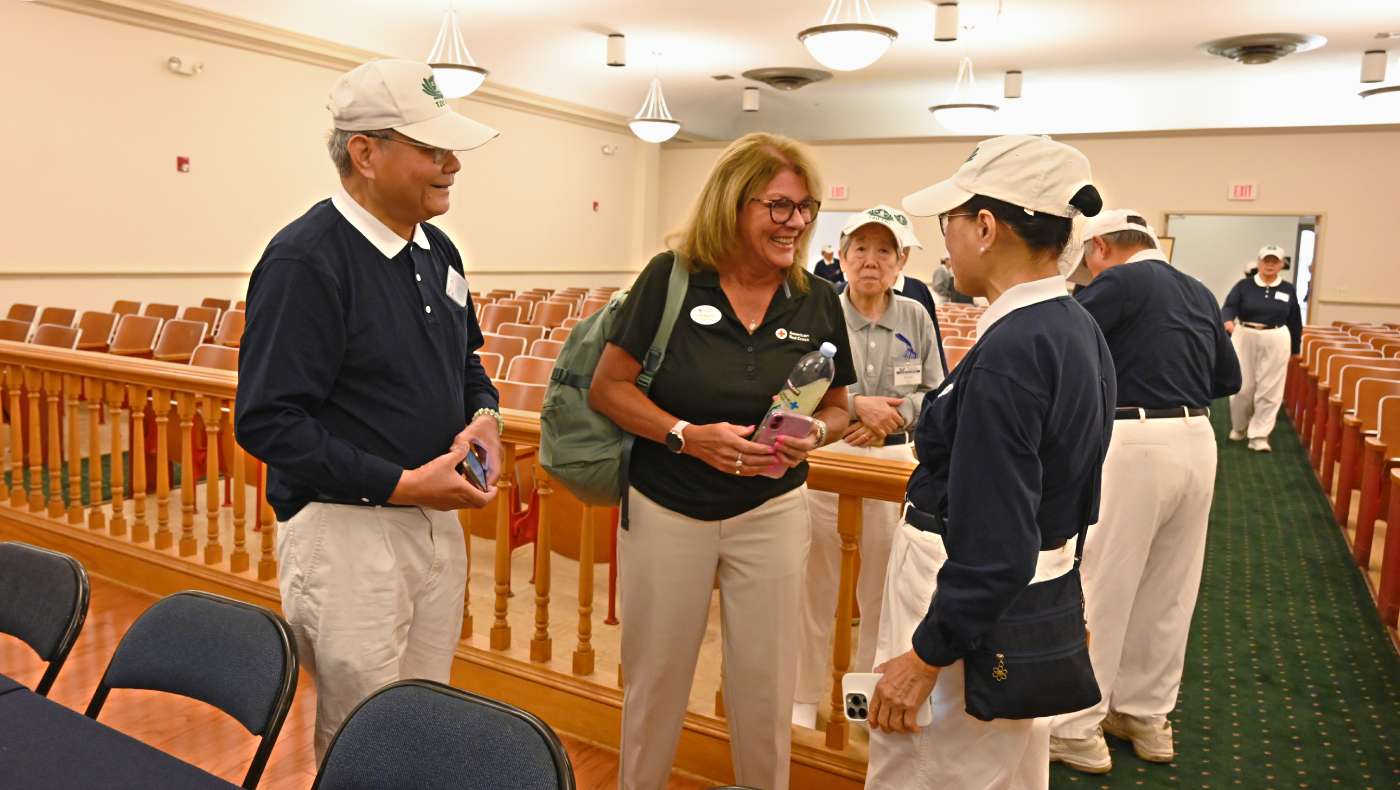 La directora ejecutiva de la sede de Bluegrass de la Cruz Roja Americana, Lynne Washbish, llega a la distribución de ayuda de Tzu Chi del 7 de junio de 2025. Foto/Tony Cheng