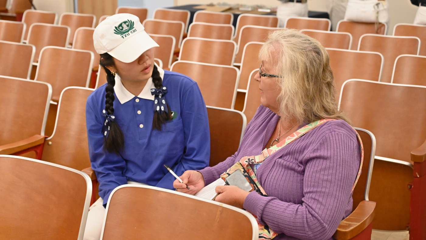 Voluntarios ayudan a los sobrevivientes a llenar los formularios de ayuda de Tzu Chi y escuchan sus experiencias con atención. Foto/Tony Cheng