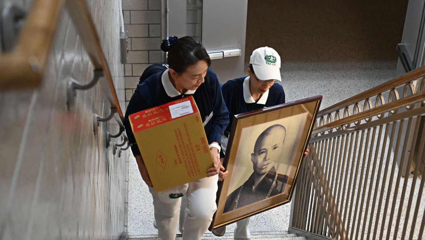 Voluntarios llevan un retrato de la Maestra del Dharma Cheng Yen, fundadora de Tzu Chi, al evento. Foto/Tony Cheng