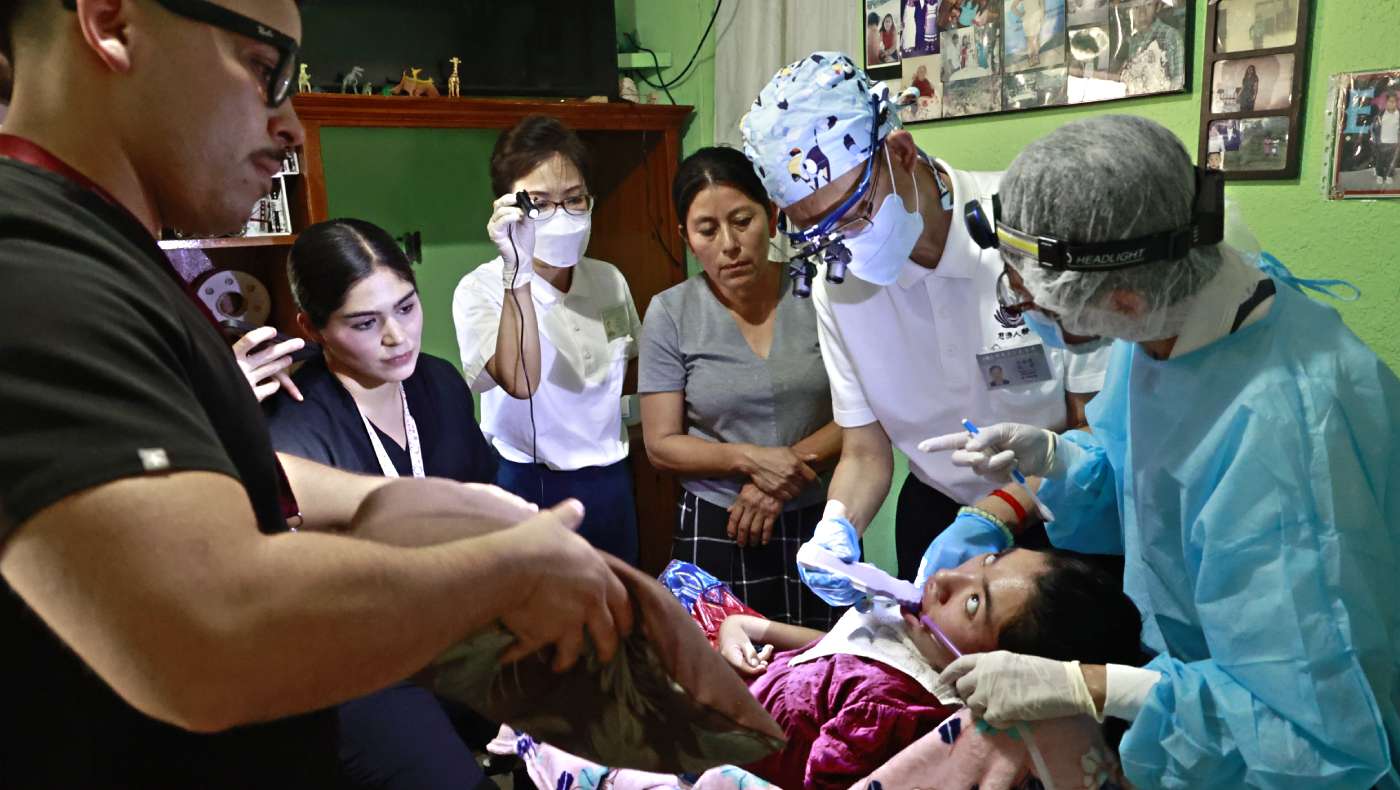Los médicos ayudan al paciente a tranquilizarse durante el procedimiento. Foto/ Shuli Lo
