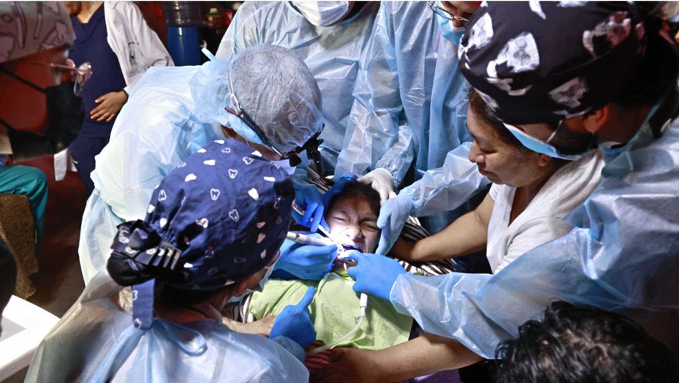 El equipo dental visita a Anna Karen, una paciente con necesidades especiales, en su domicilio. Los miembros del equipo trabajan juntos para calmar a la paciente ansiosa mientras le limpian los dientes con paciencia. Foto/ Shuli Lo