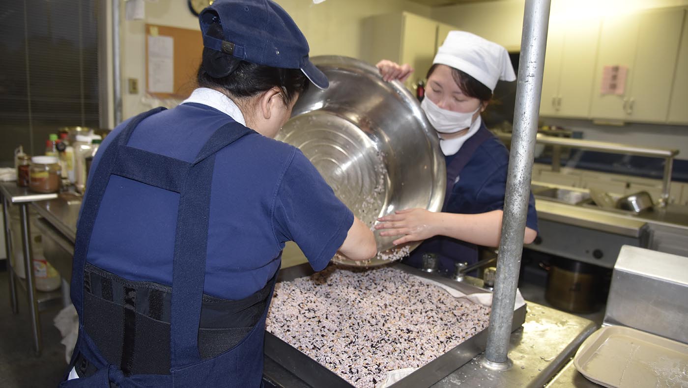 三種米均勻混合後先蒸後炒，入味之後才進入綁粽子的階段。圖片來源／慈濟達拉斯分會