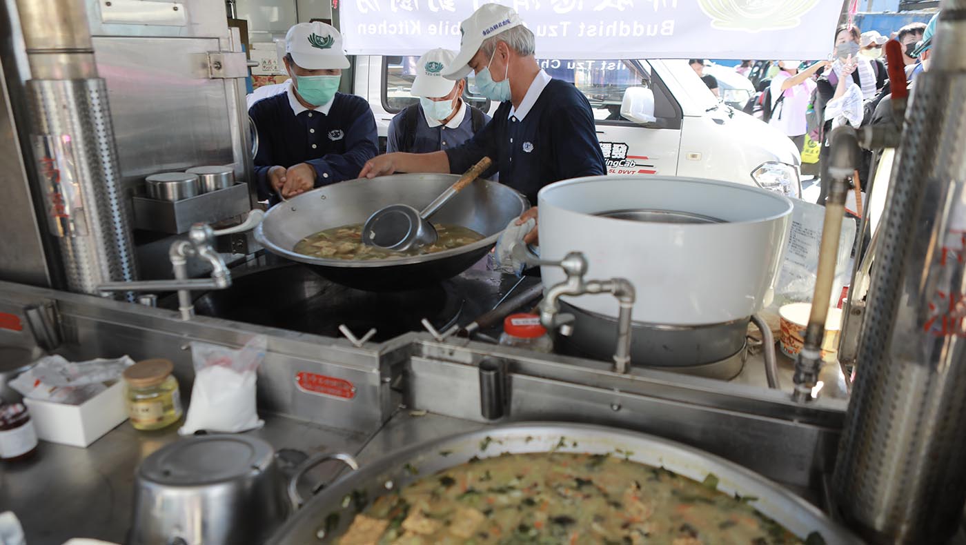 慈濟行動廚房在光復鄉火車站前設置完畢，每日煮出上千份蔬食餐點，溫暖了清掃志工們疲累的身心。圖片來源／佛教慈濟基金會