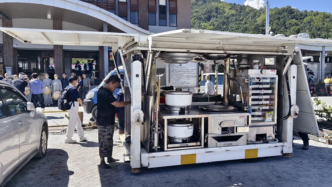 慈濟行動廚房在光復鄉火車站前設置完畢，每日煮出上千份蔬食餐點，溫暖了清掃志工們疲累的身心。圖片來源／佛教慈濟基金會