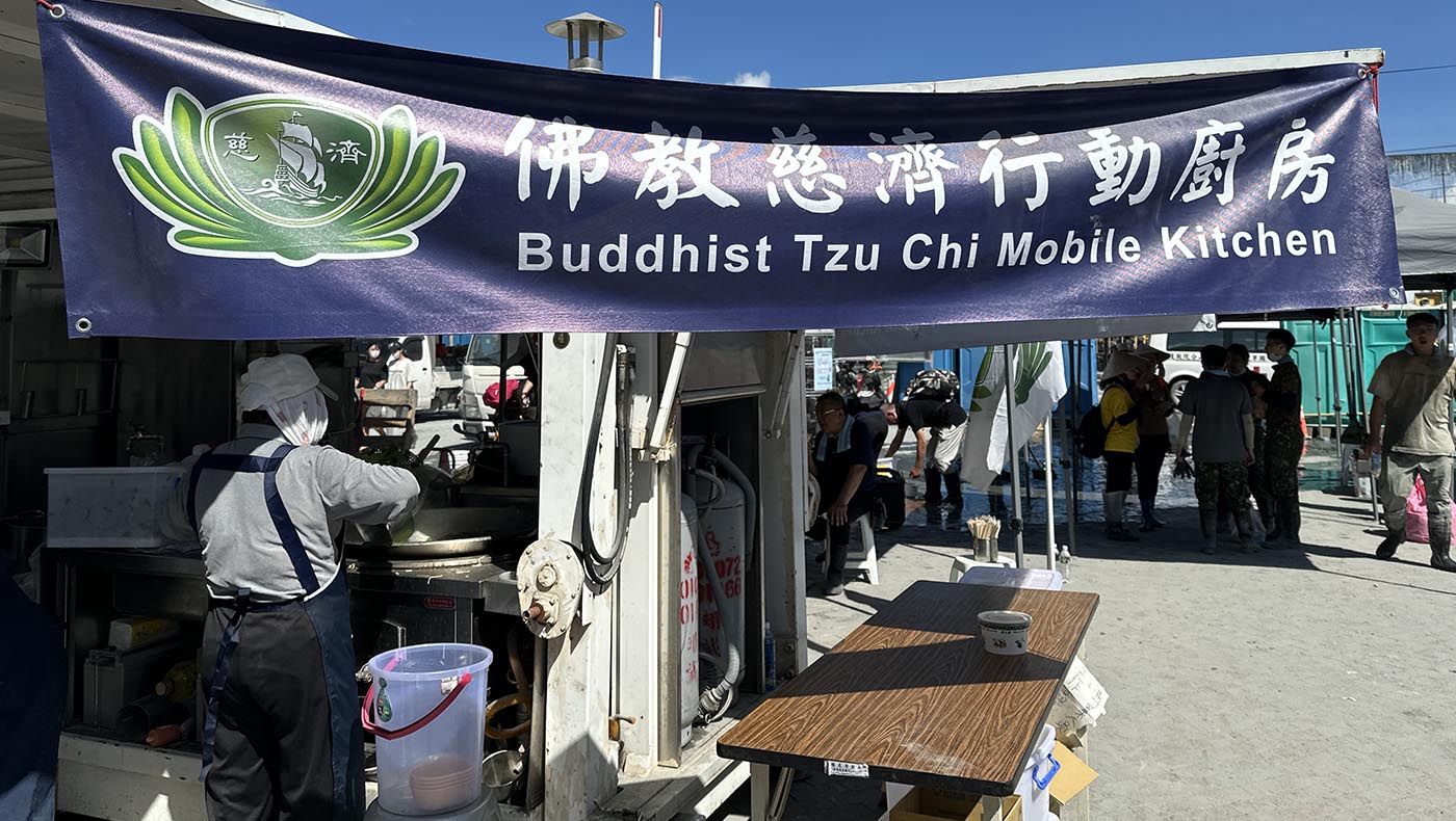 慈濟行動廚房在光復鄉火車站前設置完畢，每日煮出上千份蔬食餐點，溫暖了清掃志工們疲累的身心。圖片來源／佛教慈濟基金會