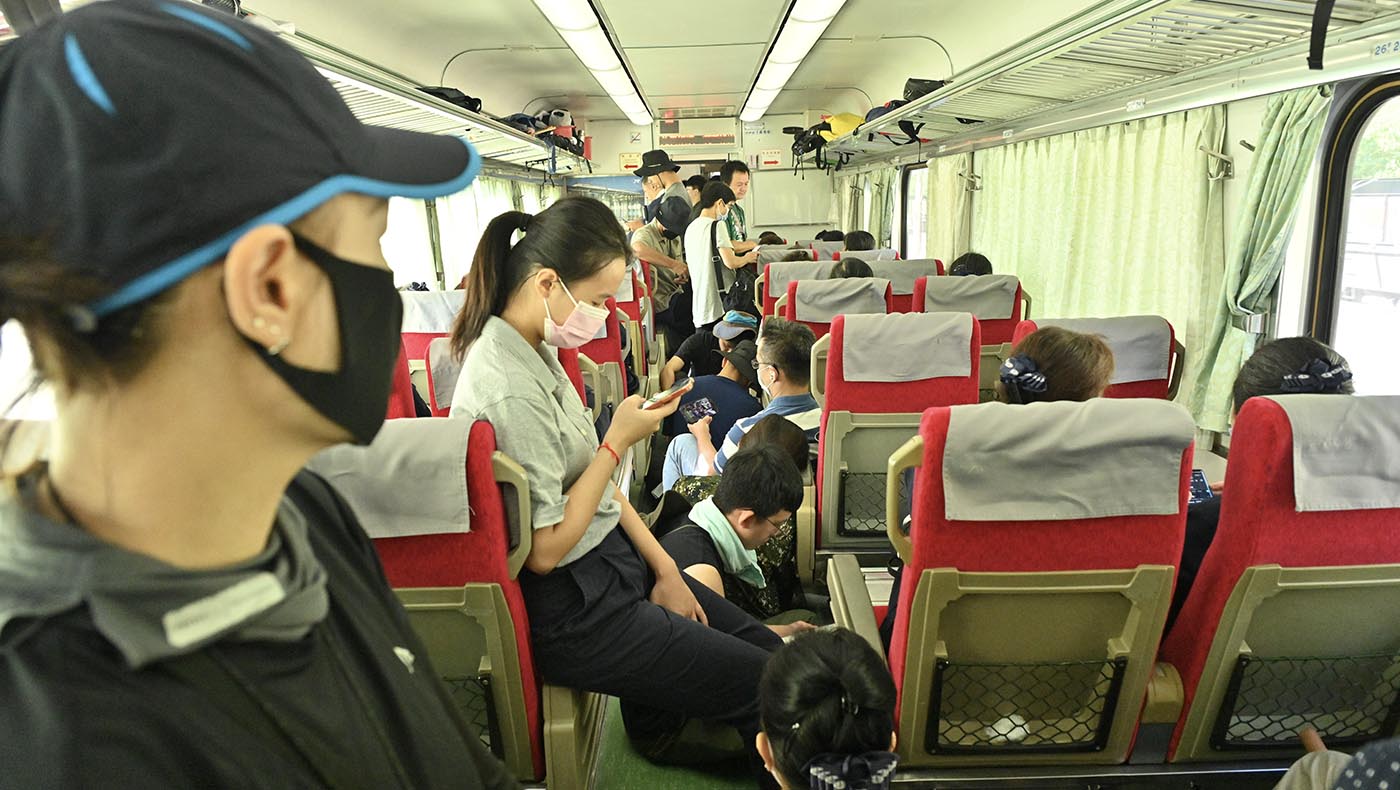 前往花蓮光復鄉的每節車廂都是滿滿人潮，站立著、坐在走道地板上，手裡拿著自己的工具，他們就是支援災區的「鏟子超人」。攝影／黃銘村