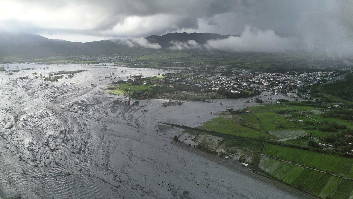 樺加沙颱風帶來豪大雨，造成馬太鞍溪堰塞湖溢流，洪水沖入花蓮縣光復鄉市區，造成嚴重淹水災情。圖為9月24日空拍的馬太鞍溪，堰塞湖下游依舊是滾滾泥流。 攝影／陳榮豐
