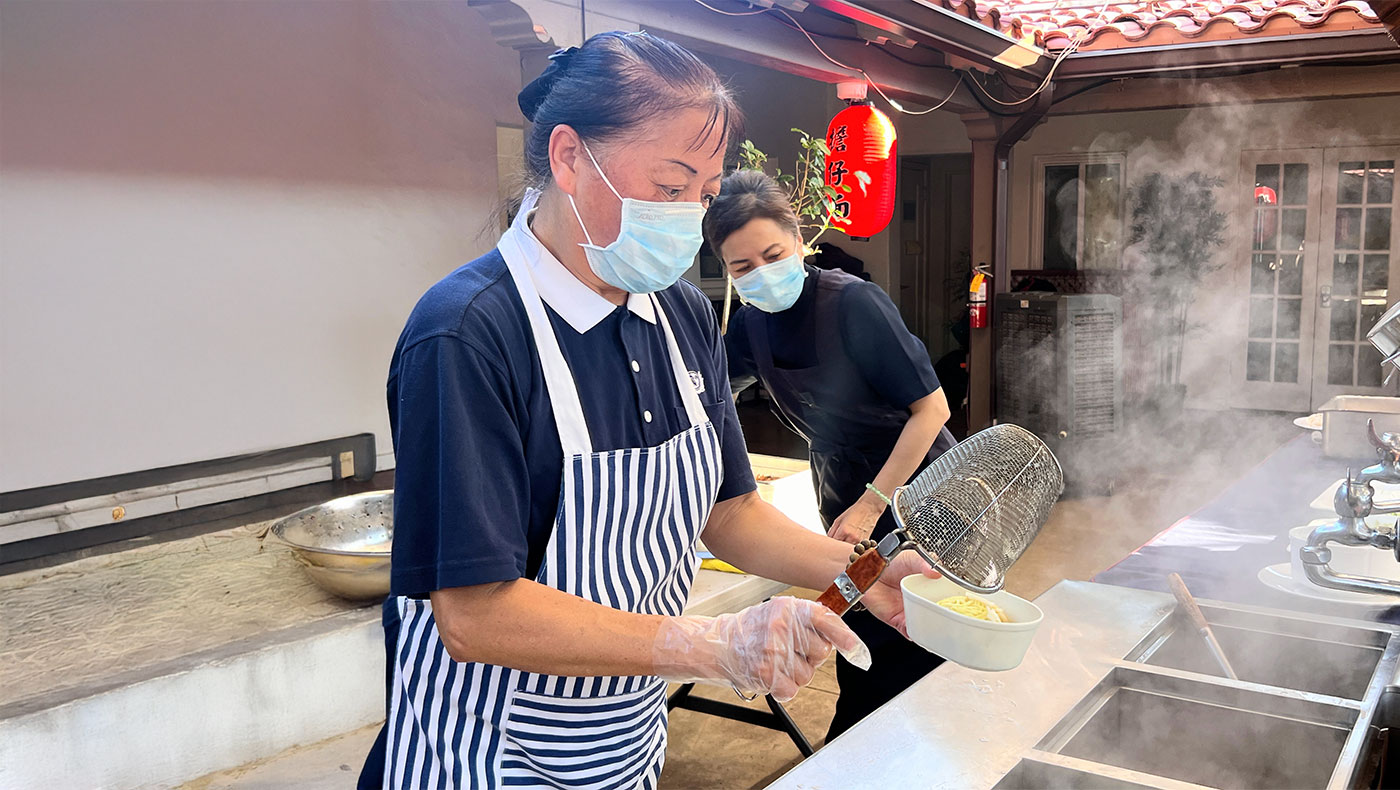 現今慈濟美國總會園區的廚房鍋具齊備。圖攝於2025年7月12日美國慈濟教育基金會舉辦的「慈濟未來菁英國際探索營」,香積團隊準備多道台灣經典小吃讓大家享用。攝影/李心怡