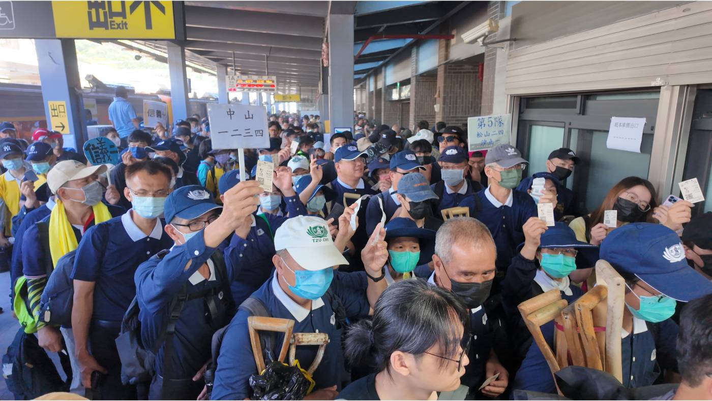 The station in disaster-stricken Guangfu Township is packed with people arriving from all over Taiwan to help. People hold their tickets high above their heads, waiting for ticket inspection before exiting. Amid the crowd, figures in blue-and-white uniforms are seen as countless Tzu Chi and youth volunteers join the cleanup efforts. Photo/Liyu Tsai
