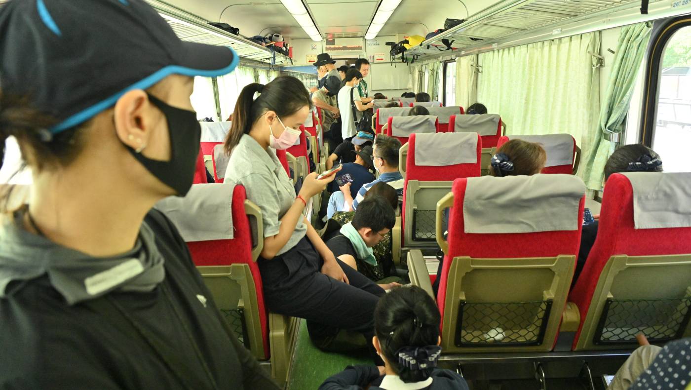 Every train car bound for Guangfu is packed to capacity. Standing, sitting on the floor of the aisles, holding their own tools, they are the “Shovel Superheroes” supporting the disaster area. Photo/Mingtsun Huang