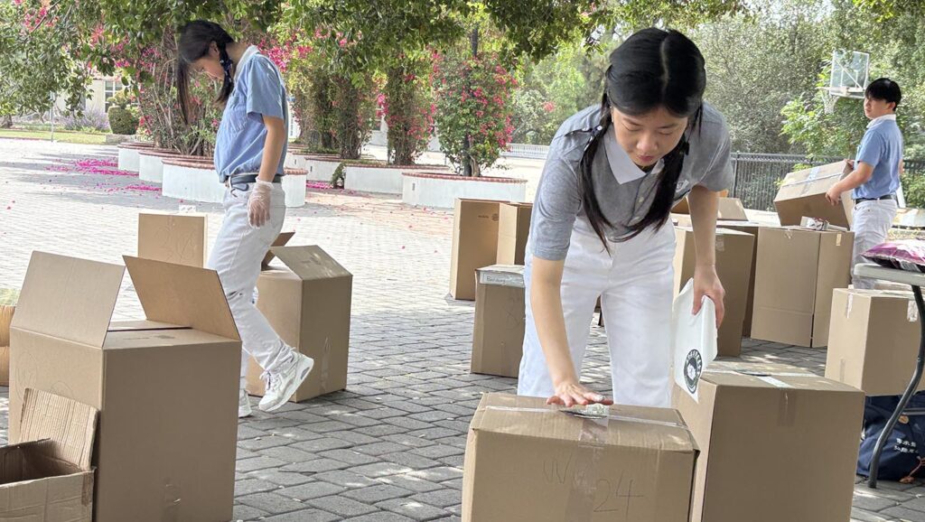 Amber Lee (middle) joins the Tzu Chi Youth Group and participates in its activities
