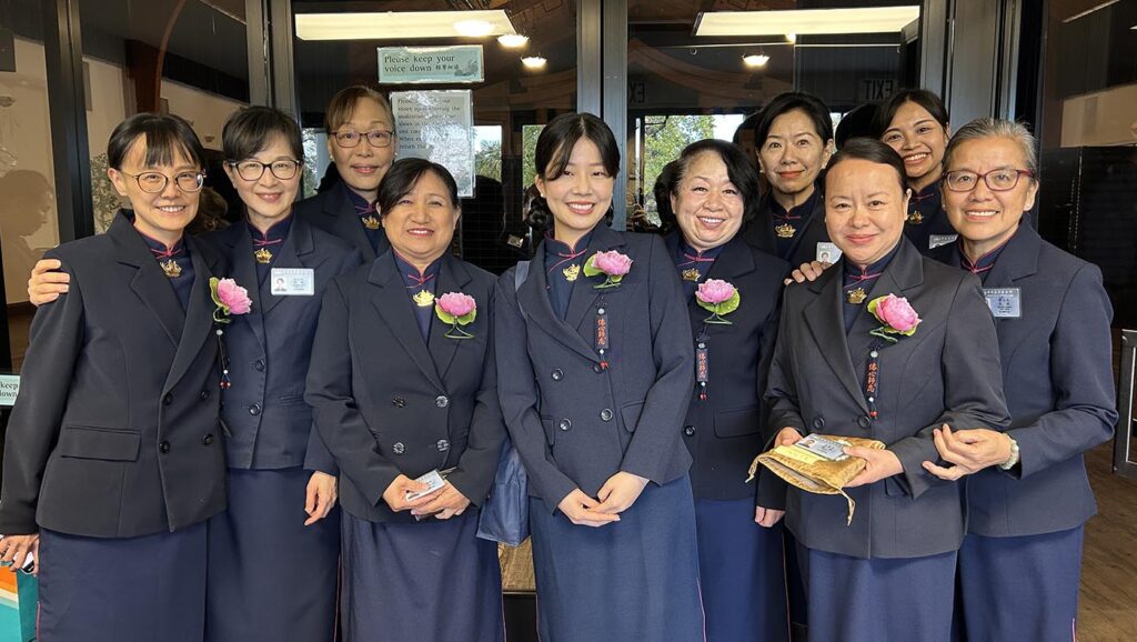 Amber Lee (fifth left) takes a commemorative photo with senior volunteers