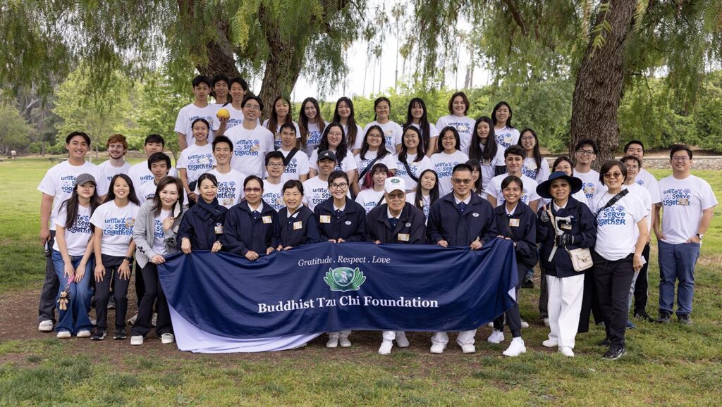 Melinda Wu (front row, second left) in a group photo
