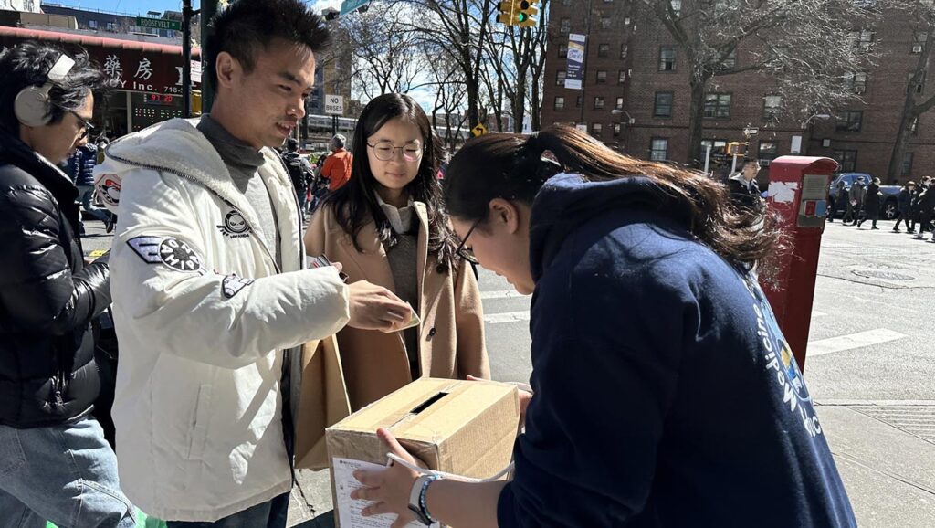 Chloe Chen joins Tzu Chi USA’s street fundraising in New York for disaster relief