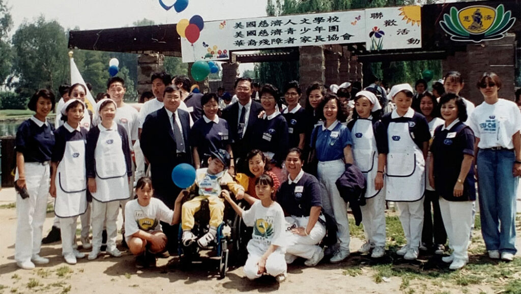 Yun Yan (front row, standing fifth left), then Acting Executive Director of the Tzu Chi U.S. chapter, participates in an event co-organized by Tzu Chi Academy, Los Angeles, the Tzu Chi USA Youth Group, and the Chinese American Parents Association for the Disabled.