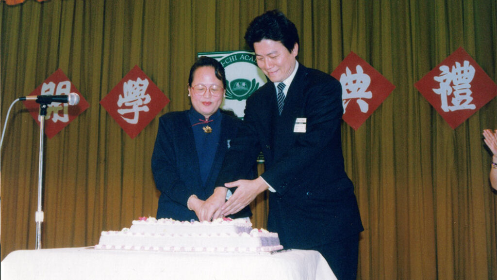 Yu-E Lin (left) and Wayne Chang (right), members of the team that established Tzu Chi Academy, Northern New Jersey, cut the cake at its inaugural ceremony.