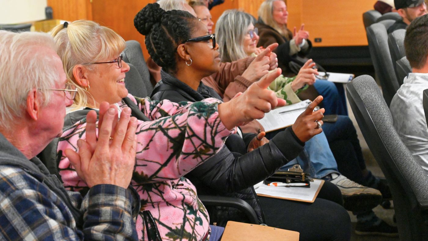 坎卡基受災民眾跟著志工一起比慈濟手語。攝影／李侑達