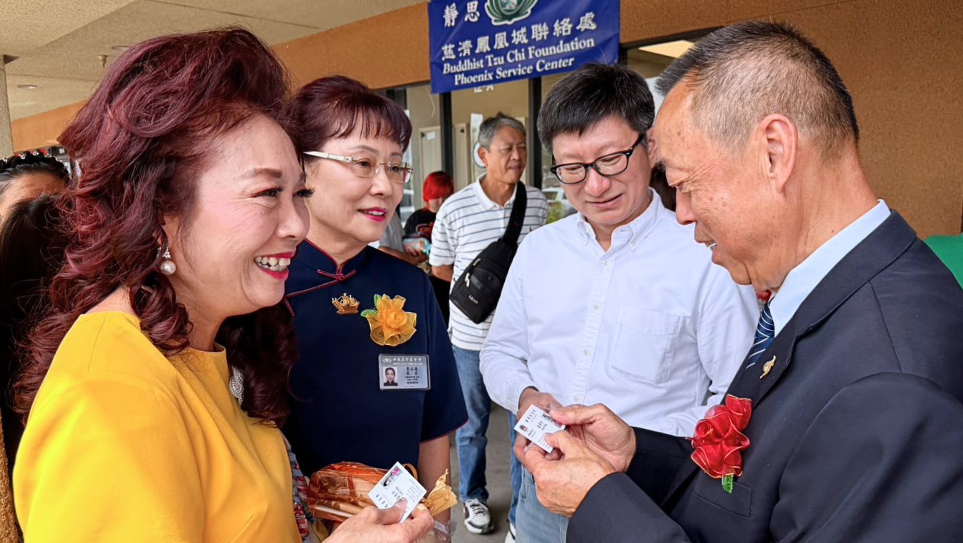 慈濟全球志工總督導黃思賢（右一）、鳳凰城聯絡處負責人黃玉蓮（左二）、台積電副處長陳瑋（右二）、僑務委員潘意玲（左一）等來賓交流互動。攝影／林淑娟