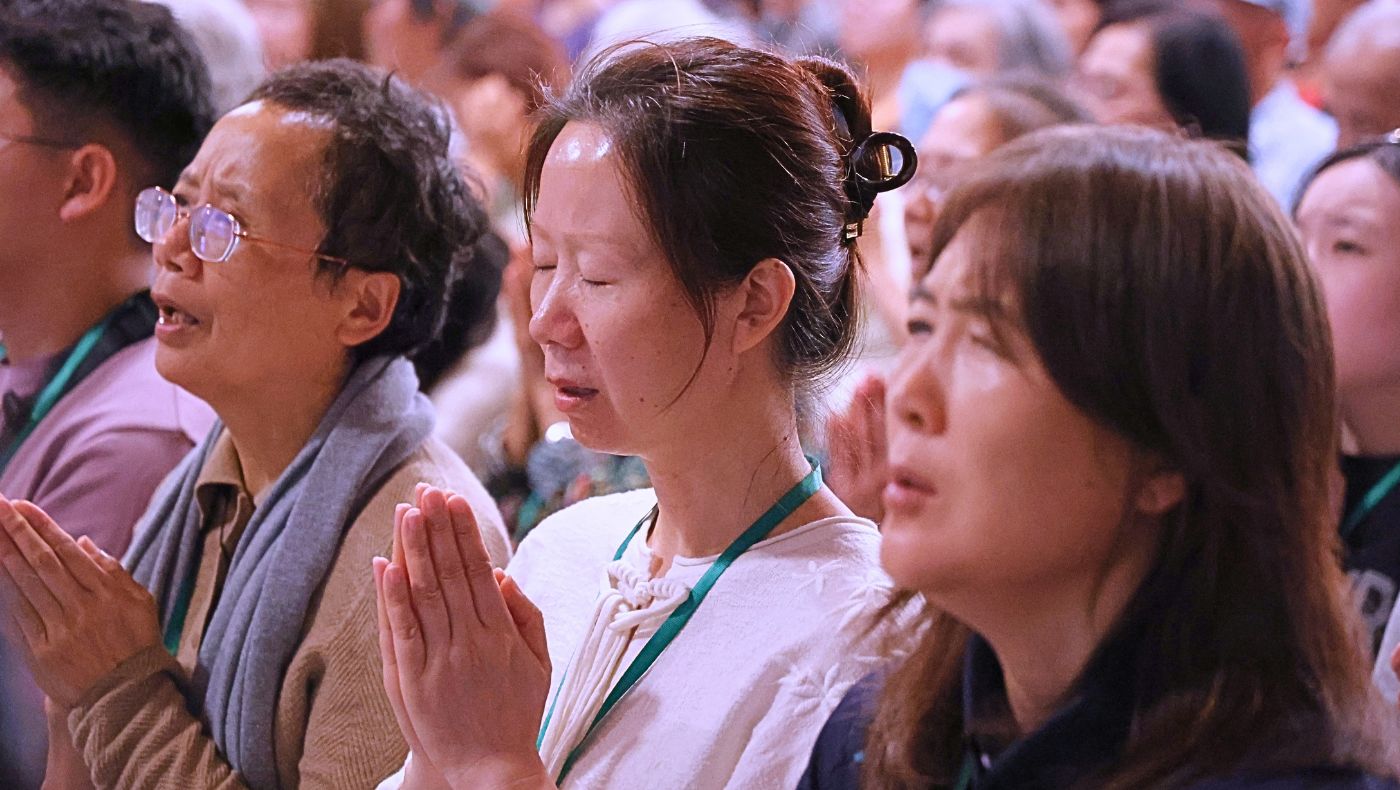 Community members in San Dimas, California, reflect on the Buddha’s teachings and express gratitude to mother figures amid a spirit of quiet unity. Photo/Shuli Lo