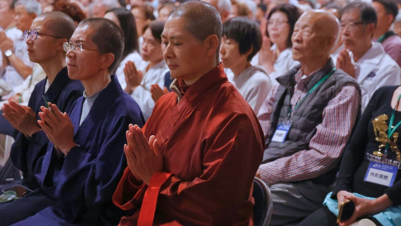 At Tzu Chi USA’s National Headquarters, more than 700 attendees join the global Tzu Chi community in prayer and reflection. Photo/Shuli Lo