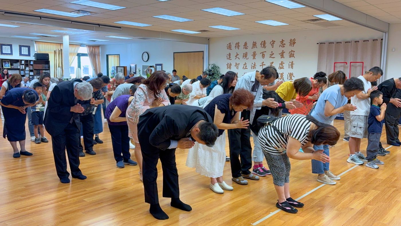 At Tzu Chi USA’s Las Vegas Service Center, the Buddha Day Ceremony provides a moment of calm. Photo/Audrey Cheng