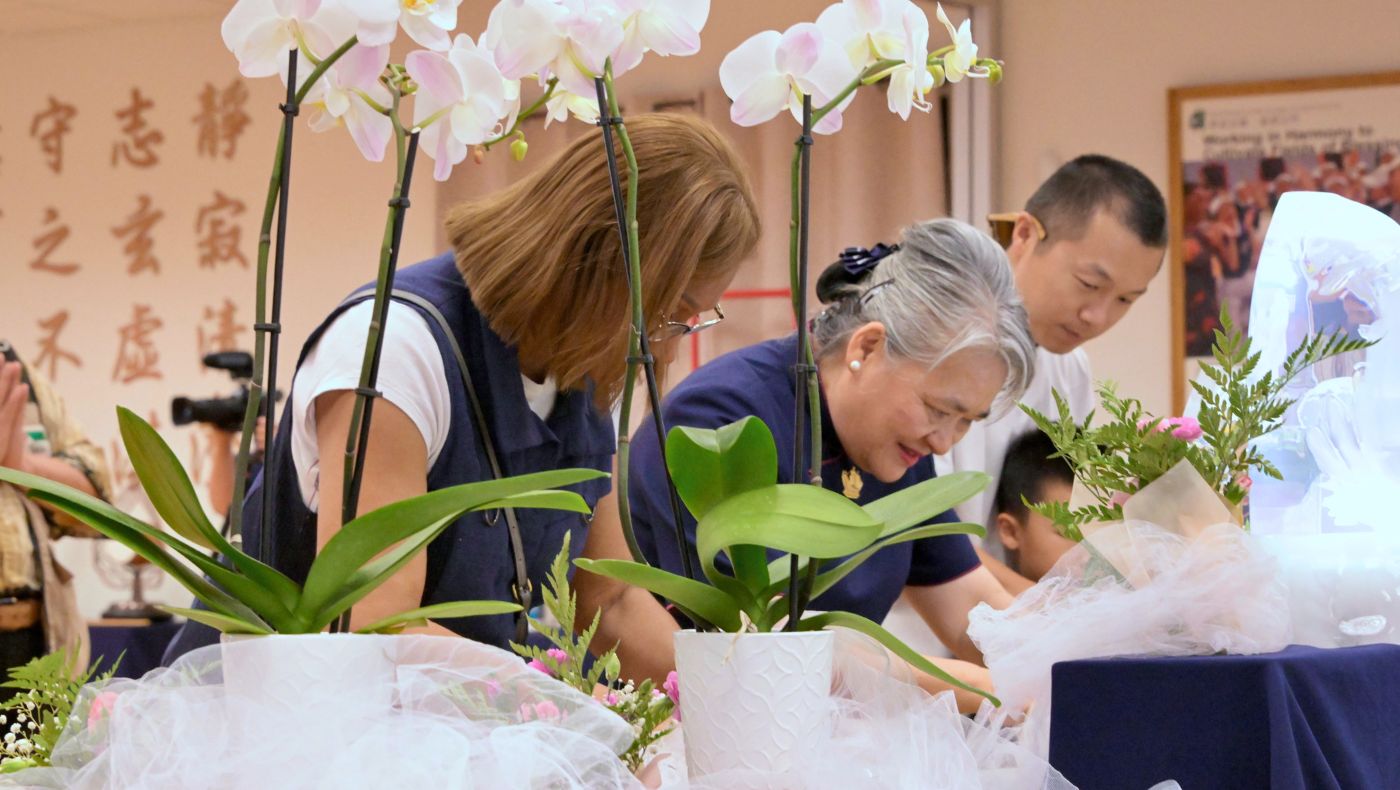 Amid the heat, more than 100 volunteers and community members at Tzu Chi USA’s Las Vegas Service Center take turns before the altars, and join hands in prayer. Photo/Tzu Chi USA Las Vegas Service Center
