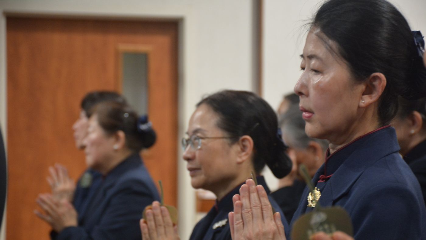 Attendees offer prayers, their hearts joined with those of Tzu Chi members across the globe. Photo/Julie Sun