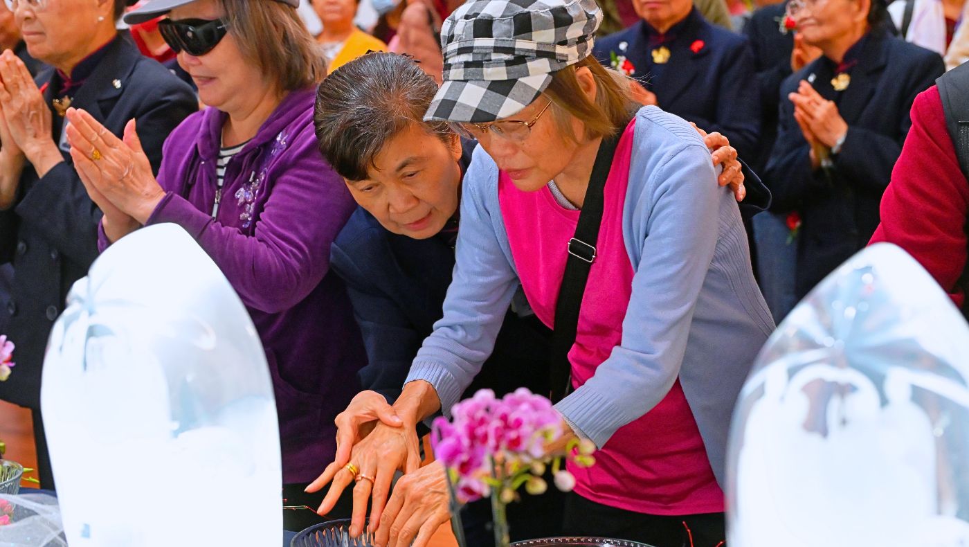 Tzu Chi Chicago volunteers warmly guide attendees through the ceremonial process. Photo/Dennis Lee
