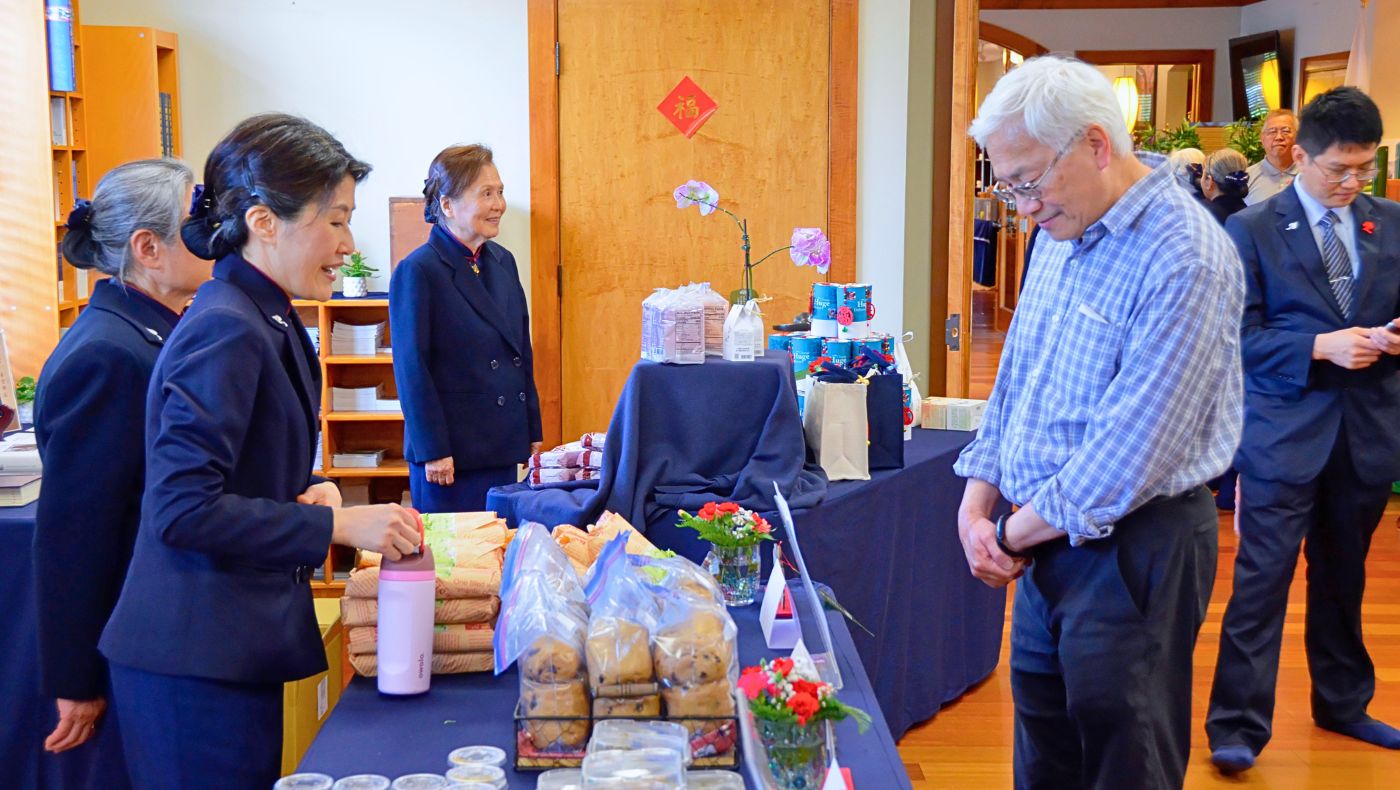 In Darien, Illinois, a vegetarian charity food sale is held amid the day’s celebrations to help fund Tzu Chi’s humanitarian missions. Photo/James Chen
