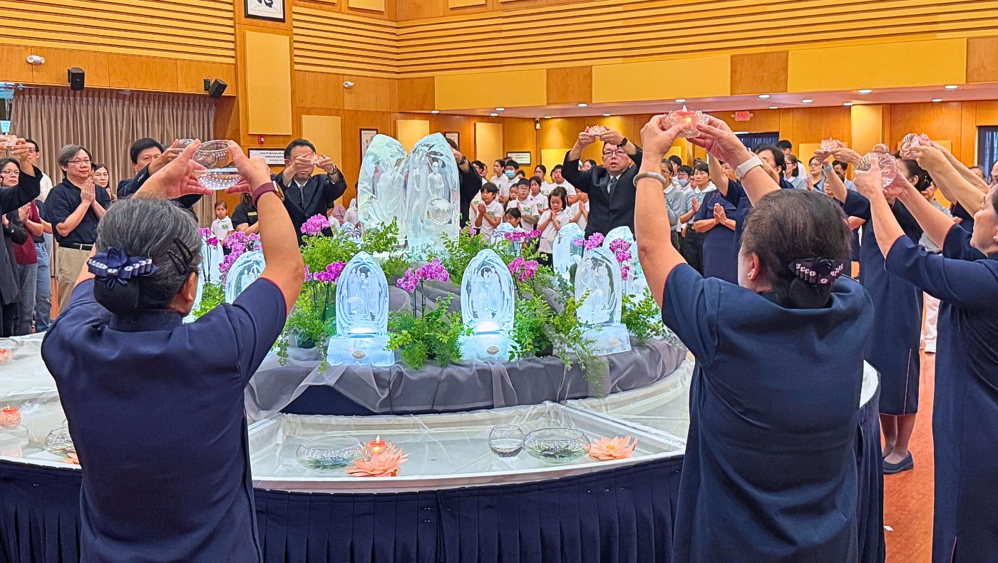 In Houston, the familiar sight of uniformed Tzu Chi volunteers gather in peace and reflection. Photo/Jean W. Hsu
