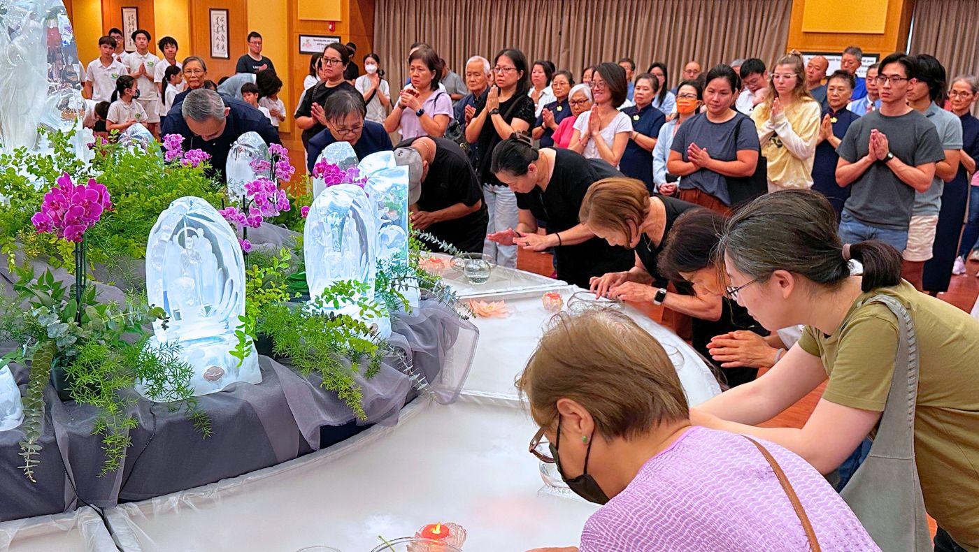 Families attend together across generations, with grandparents, parents, and children standing side by side. Photo/Fuchi Prucha