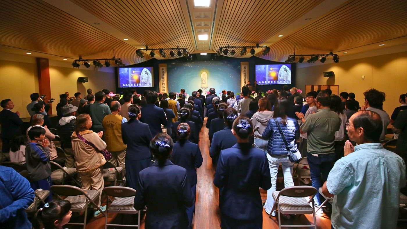 In San Jose, California, at Tzu Chi USA’s Northwest Region Office, the Buddha Day Ceremony invites community members to gather in harmony as prayers from across the world connect the space. Photo/Steven Chiu