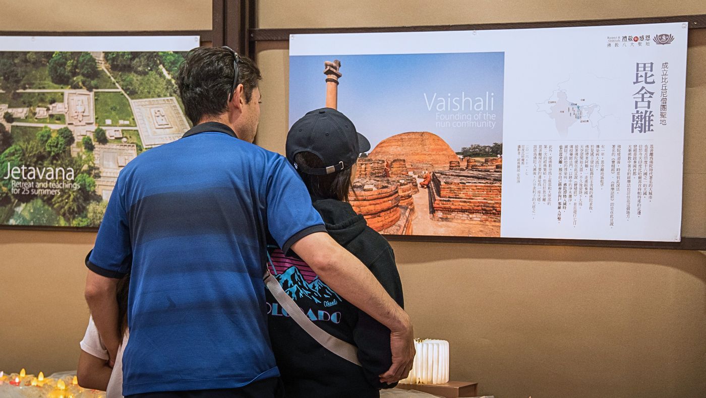 Loved ones discover historical moments mindfully arranged at Tzu Chi USA’s Northwest Region Office. Photo/Mimi Ching